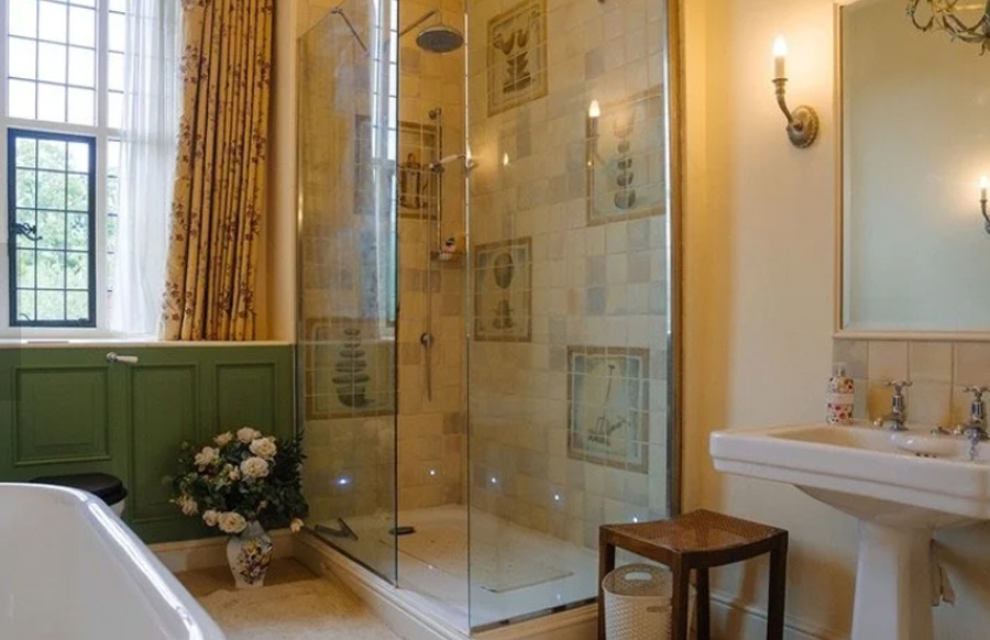 bathrooms at crows hall